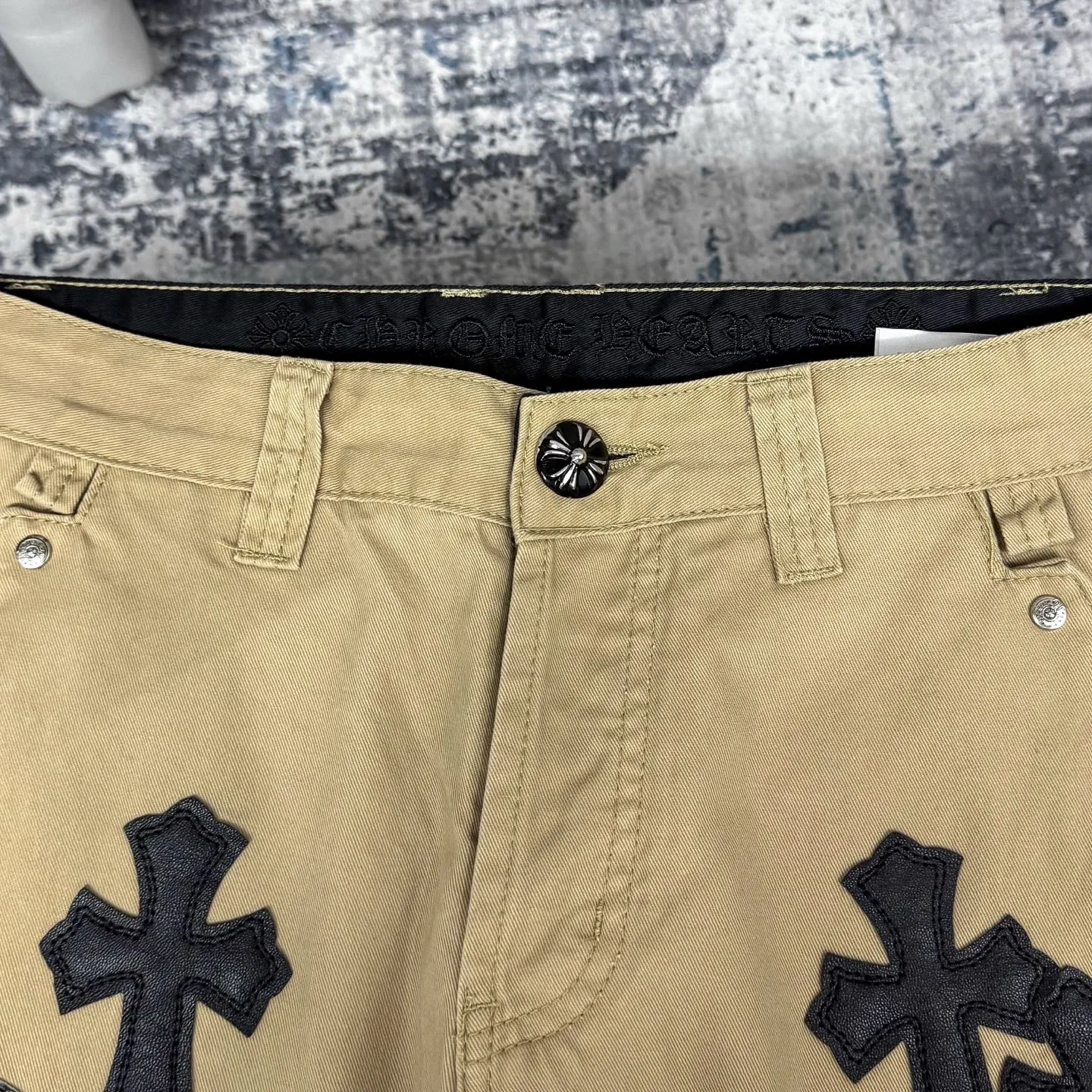 P260 Chrome Hearts/Chrome Hearts camouflage checkerboard horsehair cross patch leather jeans - Full of exploring the ultimate in fashion, Chrome Hearts' new Chrome Hearts pants cleverly integrate camouflage cross, checkerboard horsehair cross and other elements to break traditional boundaries. The clever fusion of Mattyboy’s same style, overalls and khaki jeans brings endless matching inspiration to fashionistas.  This pair of Croxin overalls not only presents a unique retro style, but also combines comfort and sophistication with its wide-leg, loose design. The mid-high waist design matches a lazy and casual style, which not only makes the legs longer but also maintains a casual feel, it is a must-have fashion choice for trendy men and trendy women.  Khaki overalls are unique in leather matching and color selection, making them the leader among overalls. Chrome Hearts' khaki cross chino casual pants have a prince-like aristocratic feel. The pants have 40 panels of leather and full texture. The W34 size is perfectly presented and has become the focus of the forefront of fashion. Whether it's for daily wear or a trendy try, these pants can bring you an excellent fashion experience.  Color: Khaki Size: 28 30 32 34 corresponding size s-xl